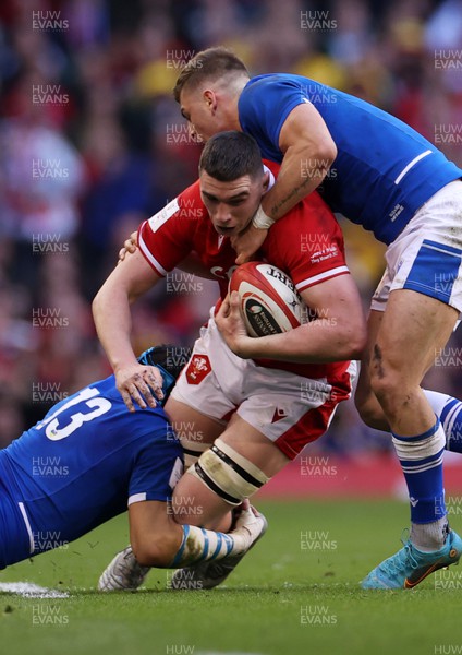 190322 - Wales v Italy - Guinness 6 Nations - Seb Davies of Wales is tackled by Juan Ignacio Brex and Montanna Ioane of Italy