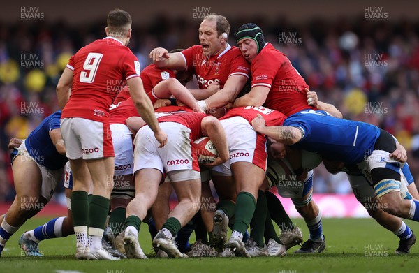 190322 - Wales v Italy - Guinness 6 Nations - Alun Wyn Jones of Wales barks orders from the maul