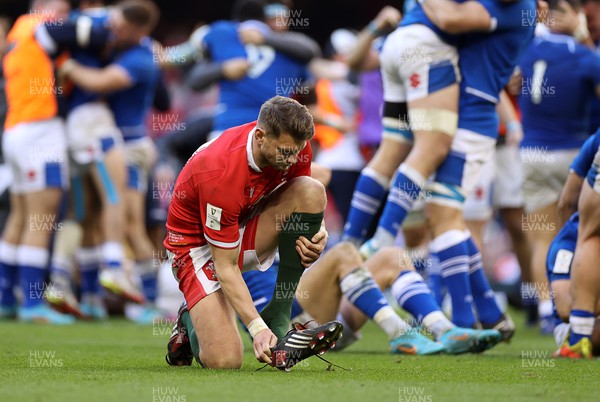 190322 - Wales v Italy - Guinness 6 Nations - Dejected Dan Biggar of Wales at full time