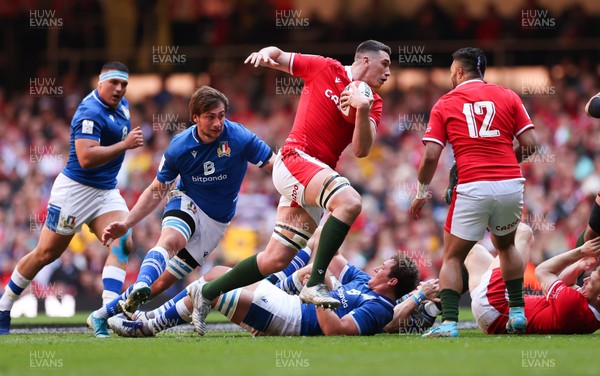 190322 Wales v Italy, Guinness Six Nations 2022 - Seb Davies of Wales breaks away