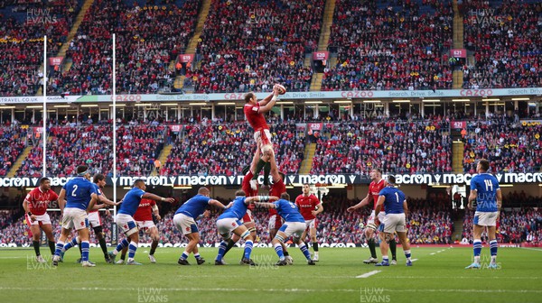 190322 Wales v Italy, Guinness Six Nations 2022 - Alun Wyn Jones of Wales wins the line out ball