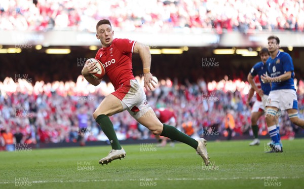 190322 Wales v Italy, Guinness Six Nations 2022 - Josh Adams of Wales races in to score try