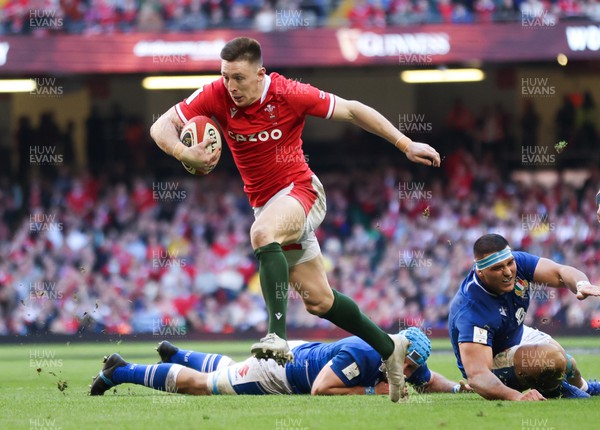 190322 Wales v Italy, Guinness Six Nations 2022 - Josh Adams of Wales races in to score try
