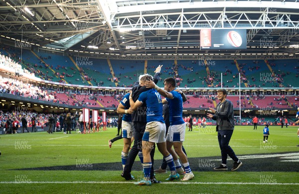 190322 Wales v Italy, Guinness Six Nations 2022 - Italian players celebrate after the win in Cardiff