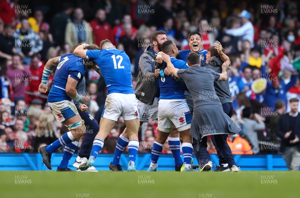 190322 Wales v Italy, Guinness Six Nations 2022 - Italian players and management celebrate after the win over Wales