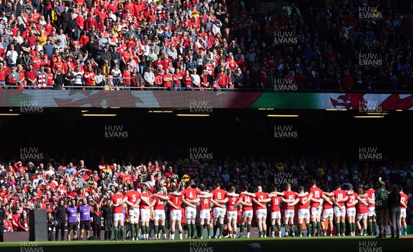 190322 Wales v Italy, Guinness Six Nations 2022 - The Wales team line up for the national anthems