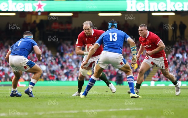 190322 Wales v Italy, Guinness Six Nations 2022 - Alun Wyn Jones of Wales takes on Danilo Fischetti of Italy and Juan Ignacio Brex of Italy
