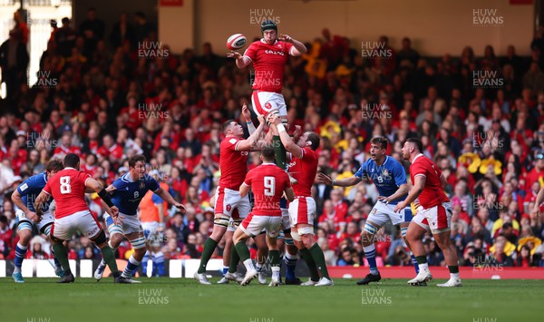 190322 Wales v Italy, Guinness Six Nations 2022 - Adam Beard of Wales wins the line out ball