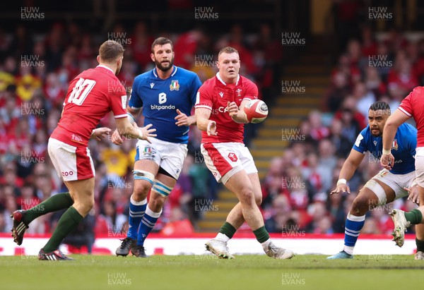 190322 Wales v Italy, Guinness Six Nations 2022 - Dewi Lake of Wales feeds the ball out