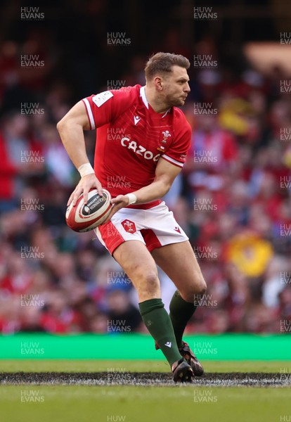 190322 Wales v Italy, Guinness Six Nations 2022 - Dan Biggar of Wales feeds the ball out
