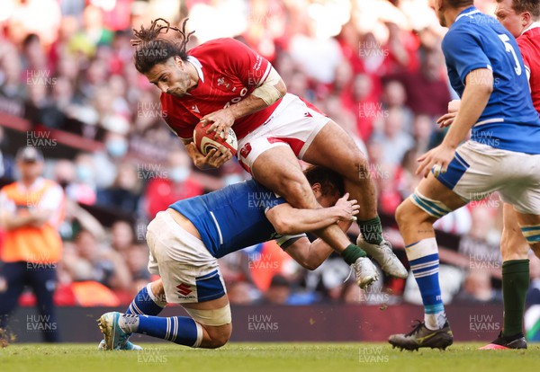 190322 Wales v Italy, Guinness Six Nations 2022 - Josh Navidi of Wales is tackled