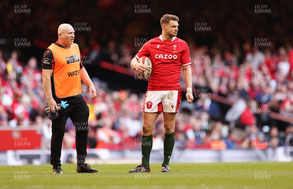 190322 Wales v Italy, Guinness Six Nations 2022 - Dan Biggar of Wales with assistant coach Neil Jenkins