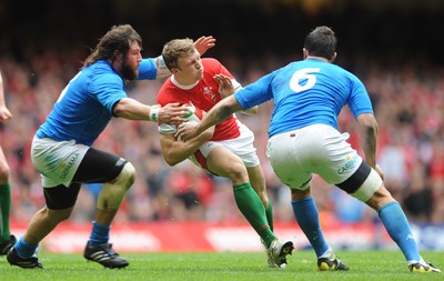 20.03.10 - Wales v Italy - RBS Six Nations 2010 - Tom Prydie of Wales takes on Martin Castrogiovanni and Paul Derbyshire of Italy. 