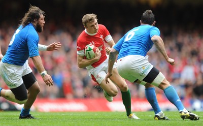 20.03.10 - Wales v Italy - RBS Six Nations 2010 - Tom Prydie of Wales takes on Martin Castrogiovanni and Paul Derbyshire of Italy. 