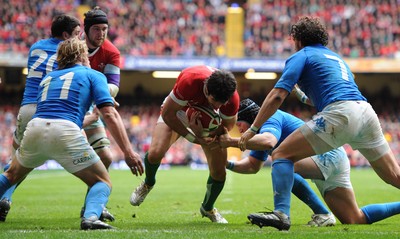 20.03.10 - Wales v Italy - RBS Six Nations 2010 - Mike Phillips of Wales finds a gap. 