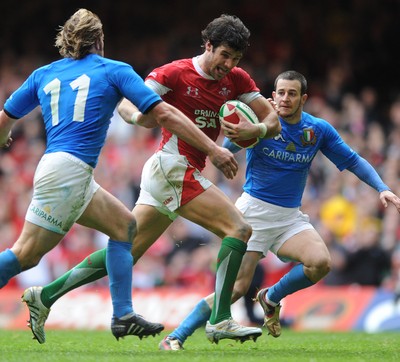 20.03.10 - Wales v Italy - RBS Six Nations 2010 - Mike Phillips of Wales tries to get away from Mirco Bergamasco of Italy. 