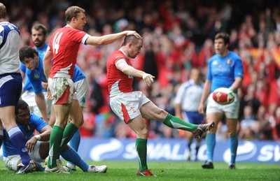 20.03.10 - Wales v Italy - RBS Six Nations 2010 - Shane Williams of Wales celebrates his try with Tom Prydie(L). 