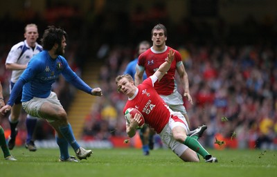 19.03.10 Wales v Italy... Wales Dwayne Peel takes on Italy's Luke McLean. 