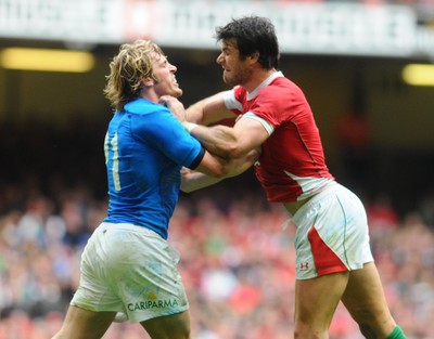 20.03.10 - Six Nations Rugby, Wales v Italy Tempers rise between Italy's Mirco Bergamasco and Wales' Mike Phillips 