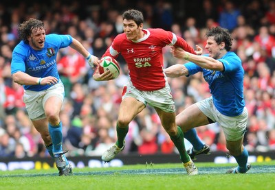 20.03.10 - Six Nations Rugby, Wales v Italy Wales' James Hook tries to get between Italy's Mauro Bergamasco and Alessandro Zanni 