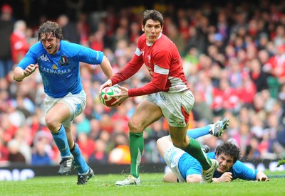 20.03.10 - Six Nations Rugby, Wales v Italy Wales' James Hook gets past Italy's Mauro Bergamasco and Alessandro Zanni 