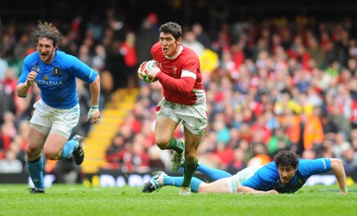 20.03.10 - Six Nations Rugby, Wales v Italy Wales' James Hook gets past Italy's Mauro Bergamasco and Alessandro Zanni 