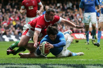 20.03.10 Wales v Italy - RBS 6 Nations Championship-  Italy's Luke McClean dives over to score a consolation try despite the tackles of Wales' Huw Bennett(top) & Shane Williams. 