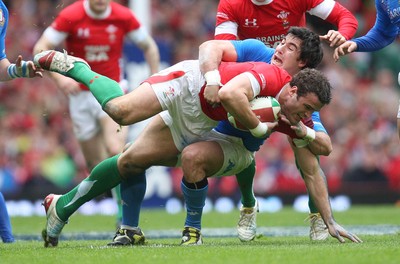 20.03.10 ... Wales v Italy, RBS 6 Nations 2010 -  Wales' Jamie Roberts is tackled by Italy's Pablo Canavosio  