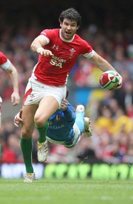 20.03.10 ... Wales v Italy, RBS 6 Nations 2010 -  Wales' Mike Phillips tries to breakaway from Italy's Craig Gower   