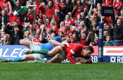 20.03.10 ... Wales v Italy, RBS 6 Nations 2010 -  Wales' James Hook dives in to score try   