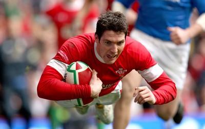 20.03.10 ... Wales v Italy, RBS 6 Nations 2010 -  Wales' James Hook dives in to score his second try   