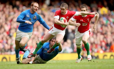 20.03.10 ... Wales v Italy, RBS 6 Nations 2010 -  Wales' Shane Williams breaks away from Italy's Mauro Bergamasco's tackle 