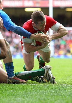 20.03.10 ... Wales v Italy, RBS 6 Nations 2010 -  Wales' Shane Williams dives over to score try 