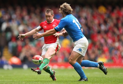 20.03.10 ... Wales v Italy, RBS 6 Nations 2010 -  Wales' Shane Williams licks past Italy's Mirco Bergamasco   