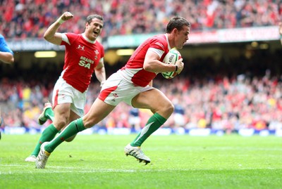 20.03.10 ... Wales v Italy, RBS 6 Nations 2010 -  Wales' Lee Byrne dives over only for the try to be dis-allowed 
