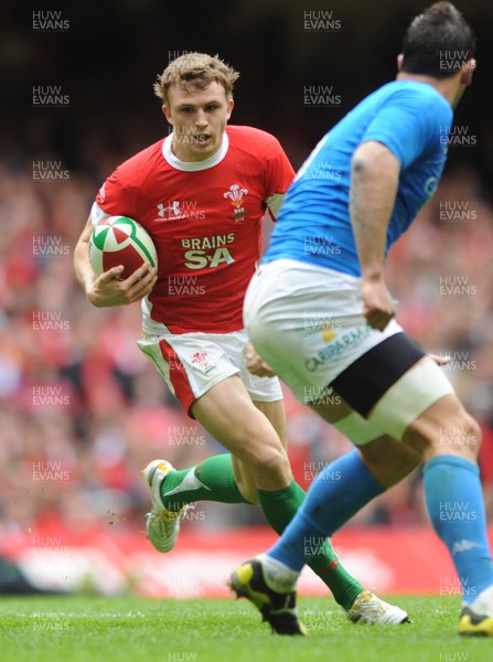 20.03.10 - Wales v Italy - RBS Six Nations 2010 - Tom Prydie of Wales takes on Paul Derbyshire of Italy. 