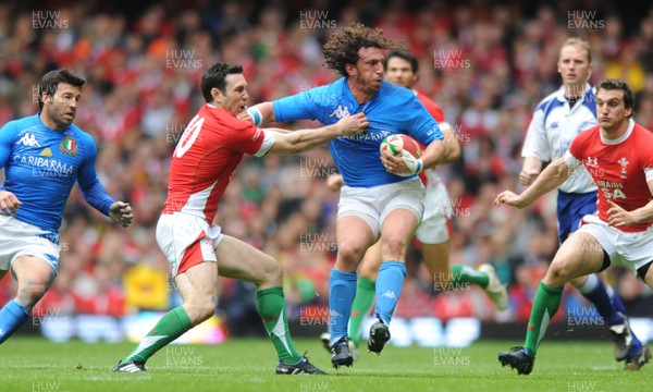20.03.10 - Wales v Italy - RBS Six Nations 2010 - Mauro Bergamasco of Italy holds off Stephen Jones of Wales. 