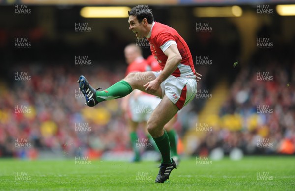 20.03.10 - Wales v Italy - RBS Six Nations 2010 - Stephen Jones of Wales converts a penalty. 
