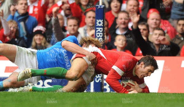 20.03.10 - Wales v Italy - RBS Six Nations 2010 - James Hook of Wales scores his first try. 