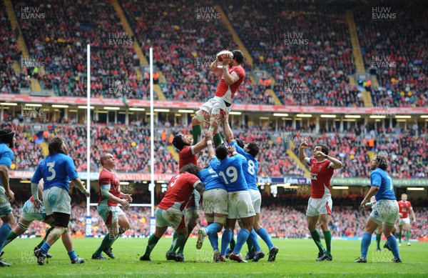 20.03.10 - Wales v Italy - RBS Six Nations 2010 - Jonathan Thomas of Wales takes line-out ball. 