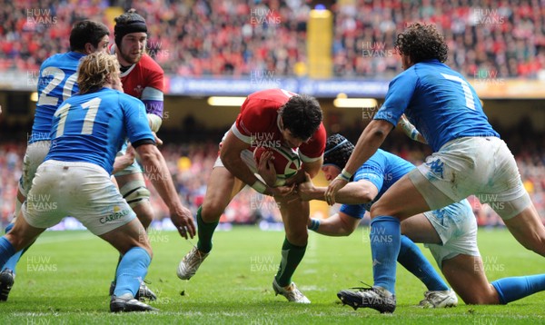 20.03.10 - Wales v Italy - RBS Six Nations 2010 - Mike Phillips of Wales finds a gap. 