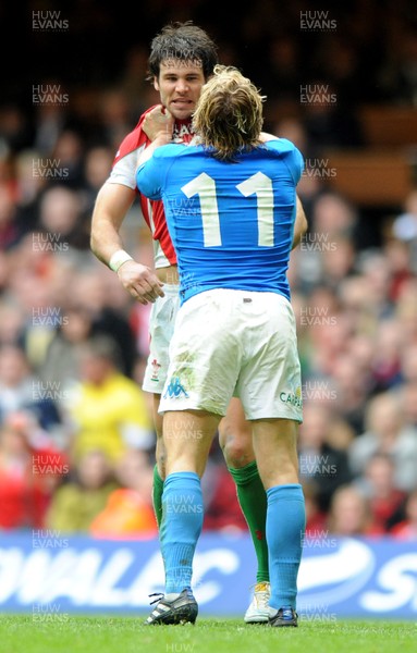 20.03.10 - Wales v Italy - RBS Six Nations 2010 - Mike Phillips of Wales squares up to Mirco Bergamasco of Italy. 