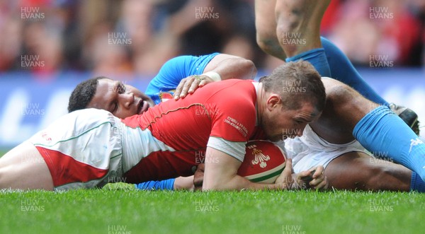 20.03.10 - Wales v Italy - RBS Six Nations 2010 - Shane Williams of Wales scores try. 