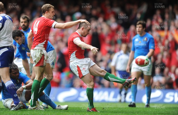 20.03.10 - Wales v Italy - RBS Six Nations 2010 - Shane Williams of Wales celebrates his try with Tom Prydie(L). 