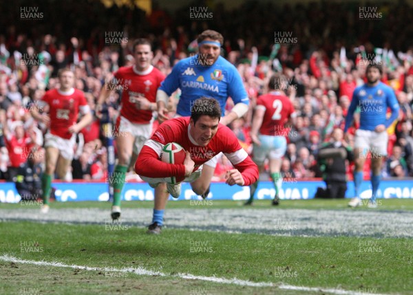 19.03.10 Wales v Italy... Wales James Hook scores his second try. 