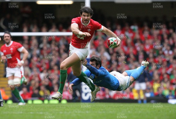 19.03.10 Wales v Italy... Wales Mike Phillips evades tackle by Italy's Craig Gower. 