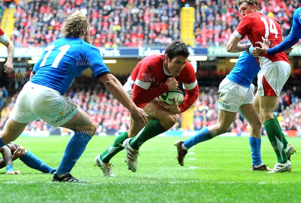 20.03.10 - Six Nations Rugby, Wales v Italy Wales' James Hook scores try despite the  efforts of Italy's Mirco Bergamasco 