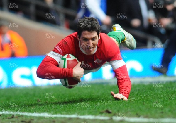 20.03.10 - Six Nations Rugby, Wales v Italy Wales' James Hook crosses to score his second try 