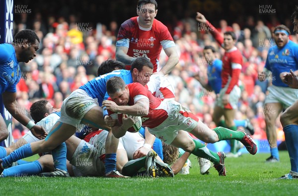 20.03.10 - Six Nations Rugby, Wales v Italy Wales' Shane Williams dives over to score his sides' third try 