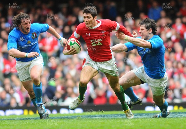 20.03.10 - Six Nations Rugby, Wales v Italy Wales' James Hook tries to get between Italy's Mauro Bergamasco and Alessandro Zanni 